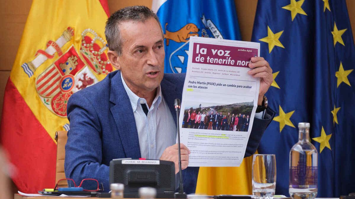 José Miguel Ruano muestra una foto de los candidatos socialistas en 2019 sobre un puente en el norte
