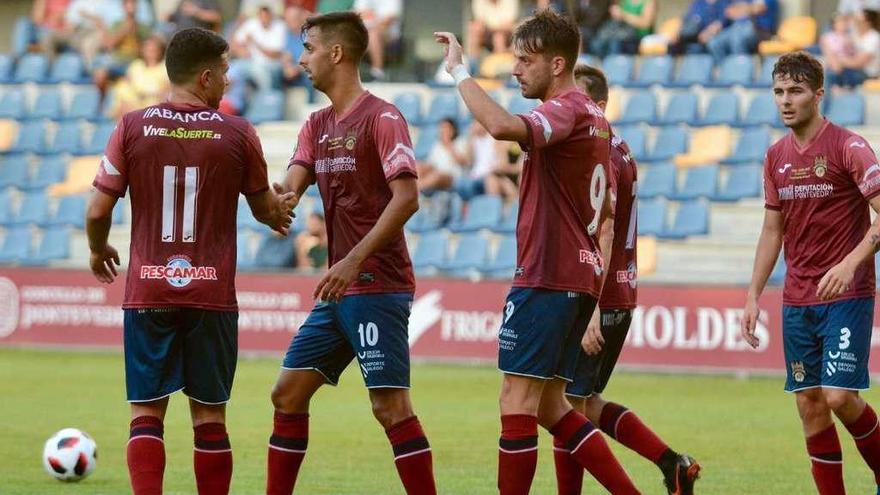 Los jugadores del Pontevedra celebran el gol de Javi Pazos, que supuso la victoria en el Trofeo Luis Otero. // Rafa Vázquez