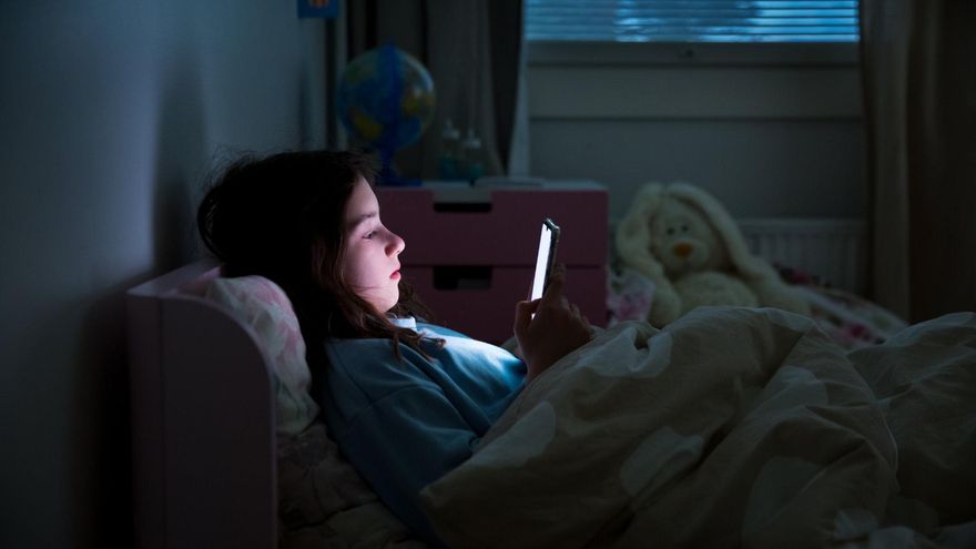 El verdadero efecto de las pantallas en el sueño de los adolescentes
