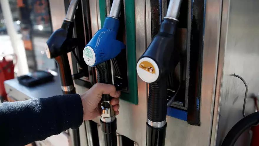 El precio de los carburantes desciende en Málaga y entra en su último mes de bonificación