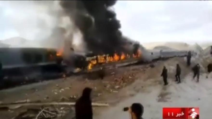 Al menos 40 muertos en el choque entre dos trenes en Irán