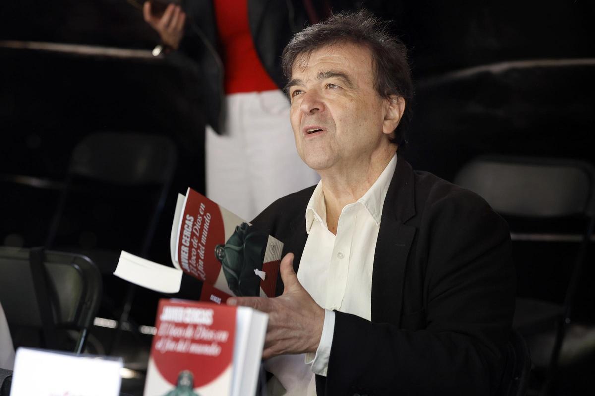 Javier Cercas, durante una de las firmas de libros de Sant Jordi.