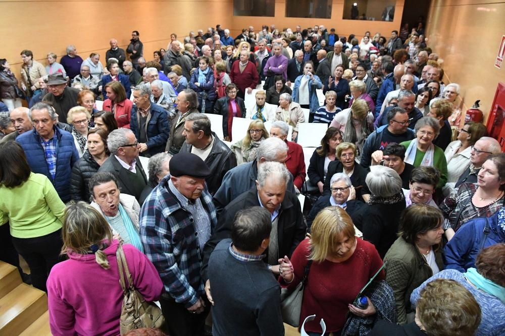 Asamblea de vecinos en el centro cívico de Eirís con Silvia Cameán y Xiao Varela