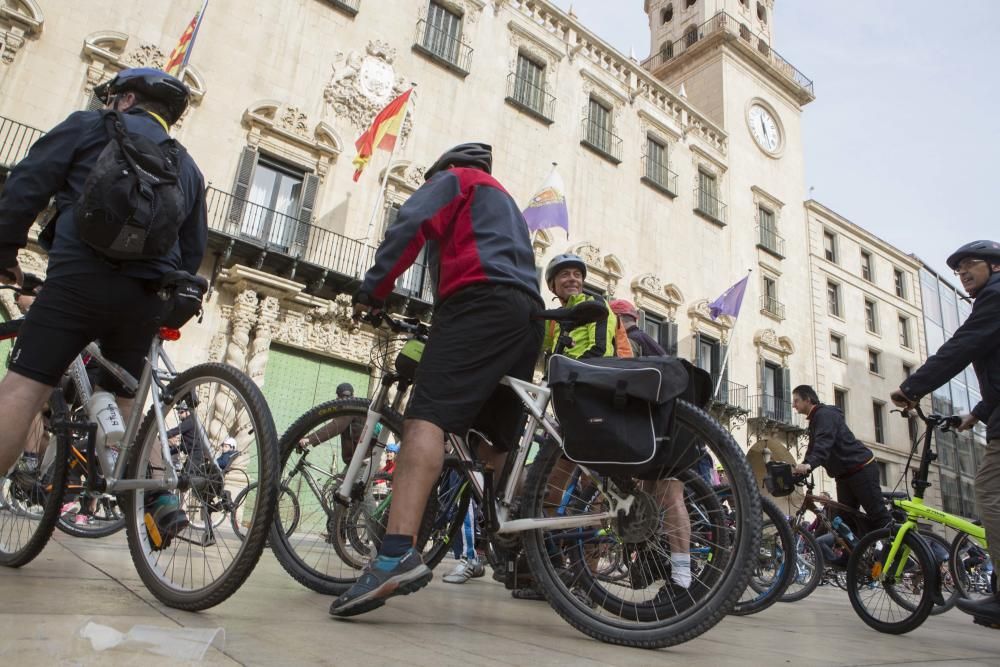 200 ciclistas exigen frente al Ayuntamiento una vía verde en La Cantera.