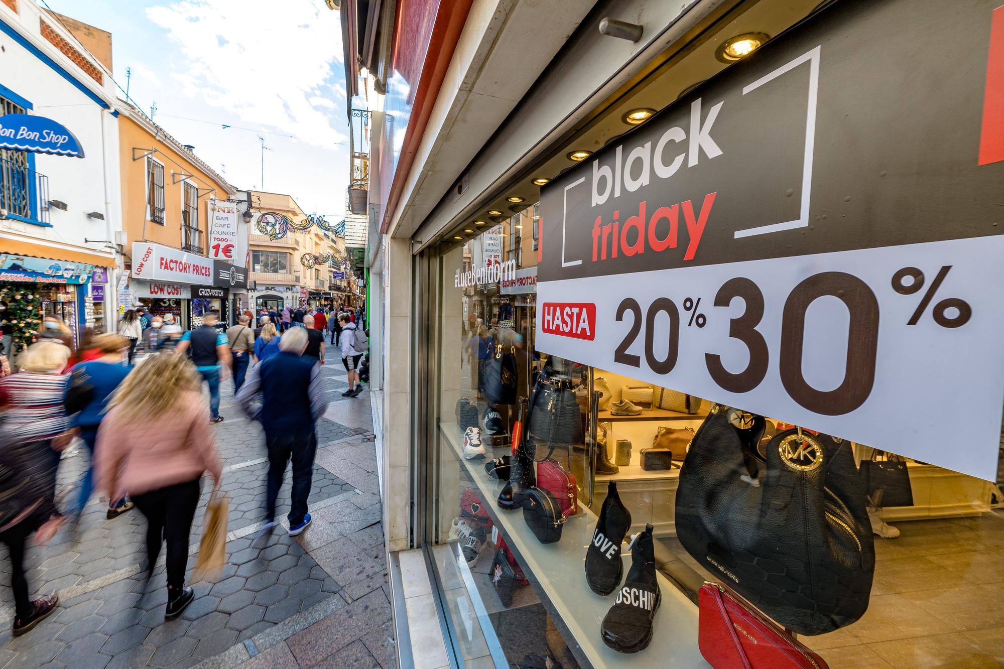 Jornada de Black Friday en Benidorm: las tiendas de la ciudad se llenan de clientes