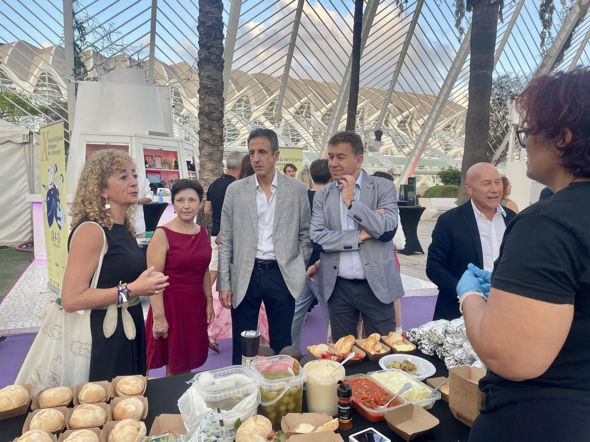 Rosa Vázquez, directora técnica de PROAVA, el director general de la Industria y la Cadena Agroalimentaria, Ernesto Fernández, el director de Visit Valencia, Tono Franco, el director del Centre de Artesanía de la Comunitat Valenciana, Miquel Clemades en la Mostra Proava.