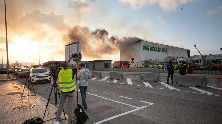 El incendio de la nave de Mercadona en Riba-roja, en imágenes