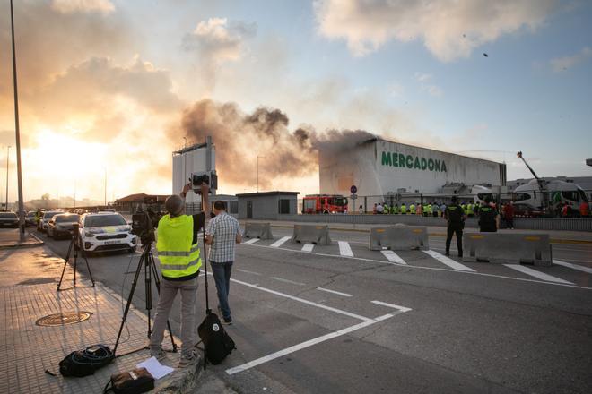 El incendio de la nave de Mercandona en Riba-roja, en imágenes