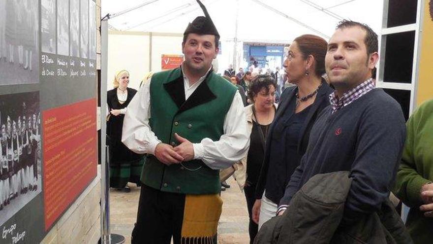 La banda de gaitas &quot;Ciudad de Cangas de Onís&quot;, ayer, inaugurando la feria y la exposición de su quinto aniversario.