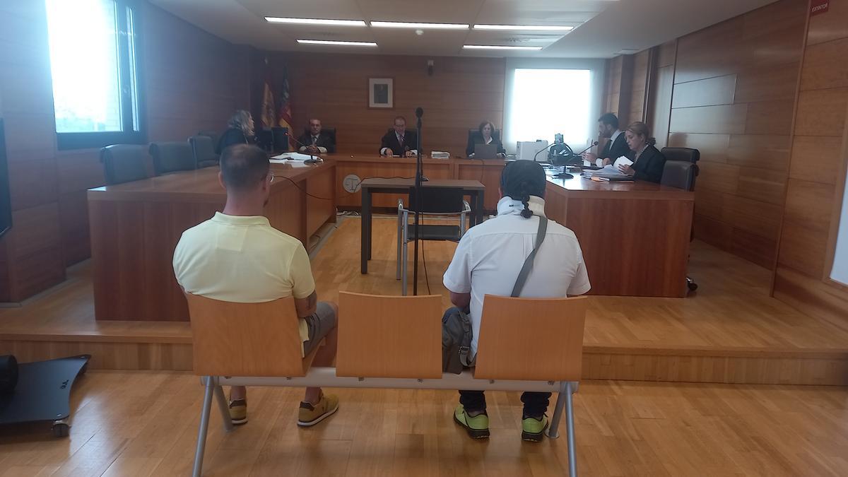 La Audiencia Provincial de Castellón sentó en el banquillo de los acusados a estos dos vecinos del Grau.
