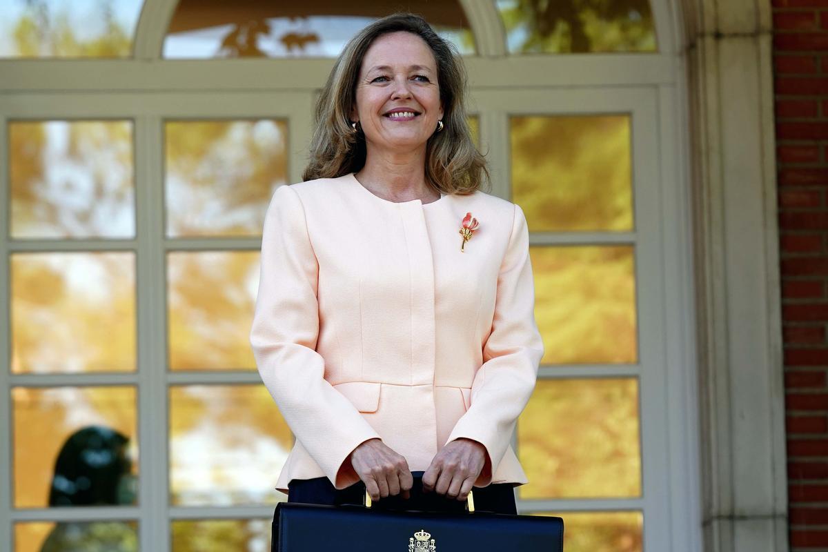 La vicepresidenta económica, Nadia Calviño antes de la reunión del Consejo de Ministros. La vicepresidenta económica, Nadia Calviño antes de la reunión del Consejo de Ministros.