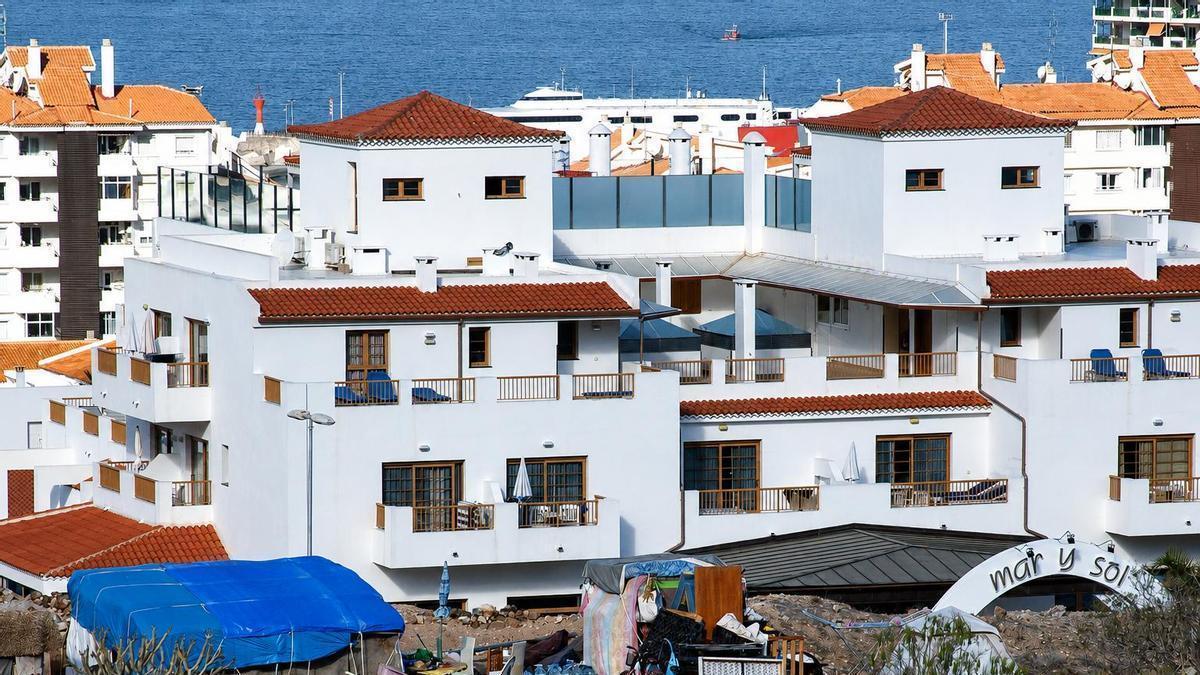 Un asentamiento residencial improvisado cerca del centro turístico de Arona