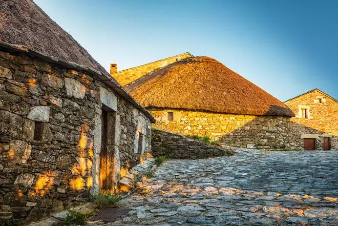 La aldea gallega con pallozas prerromanas y donde se esconde el Santo Grial