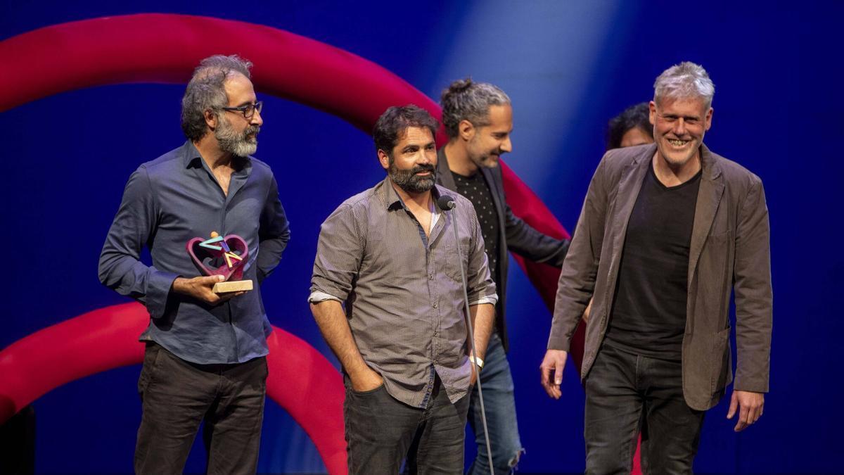 Joan Roca, a la derecha de la imagen, con otros integrantes de Antònia Font.