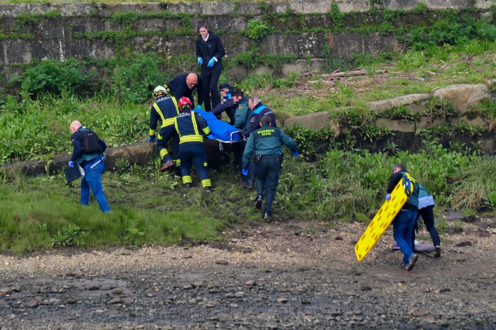 Los servicios de emergencia trasladan el cadáver.