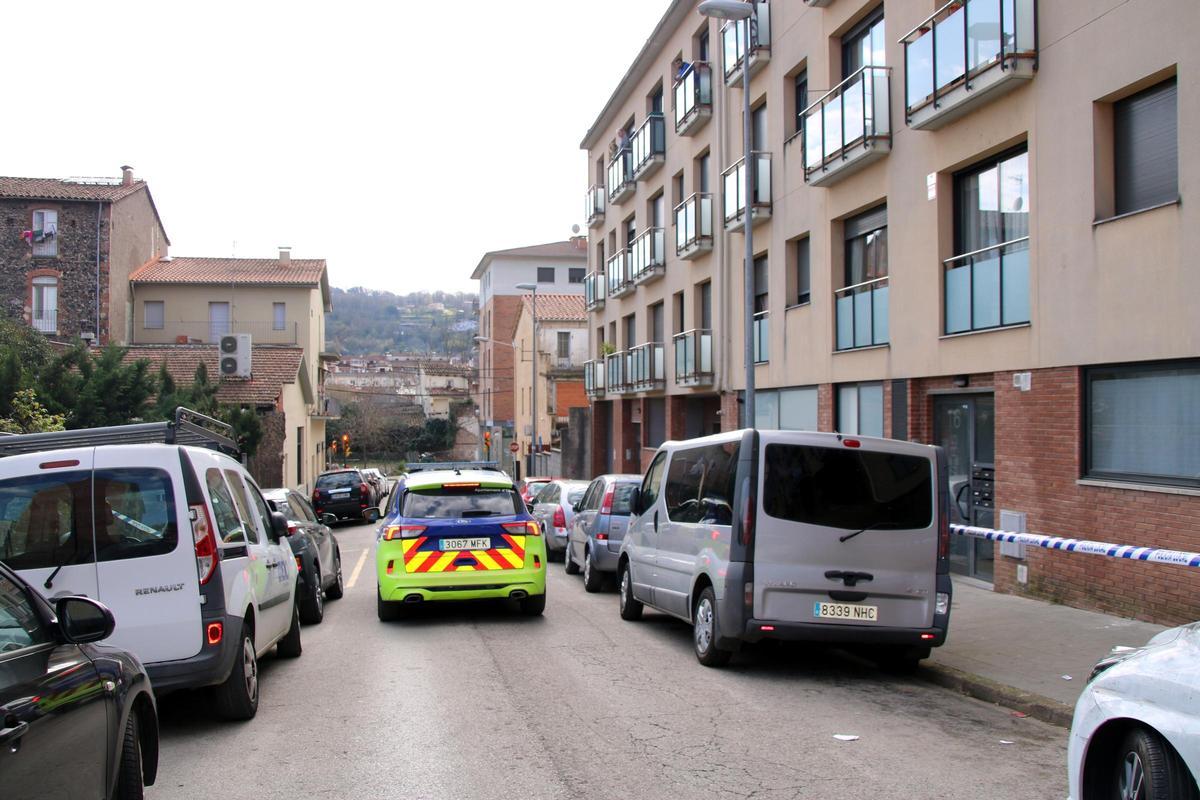 Un vehicle policial a la zona on s'ha trobat el cadàver