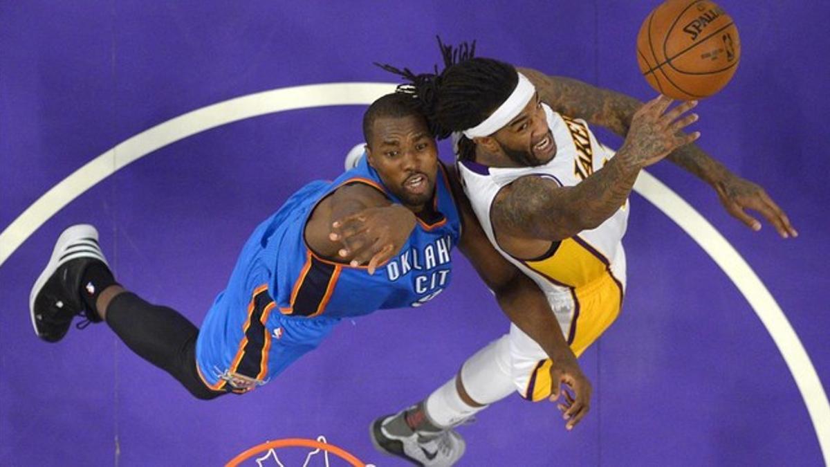 Serge Ibaka disputa el balón en canasta ante el jugador de los Lakers Jordan Hill