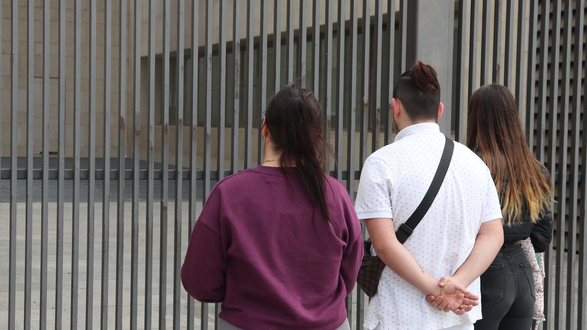 Familiares del menor asesinado en Burjassot en una de las puertas de la Ciudad de la Justicia.