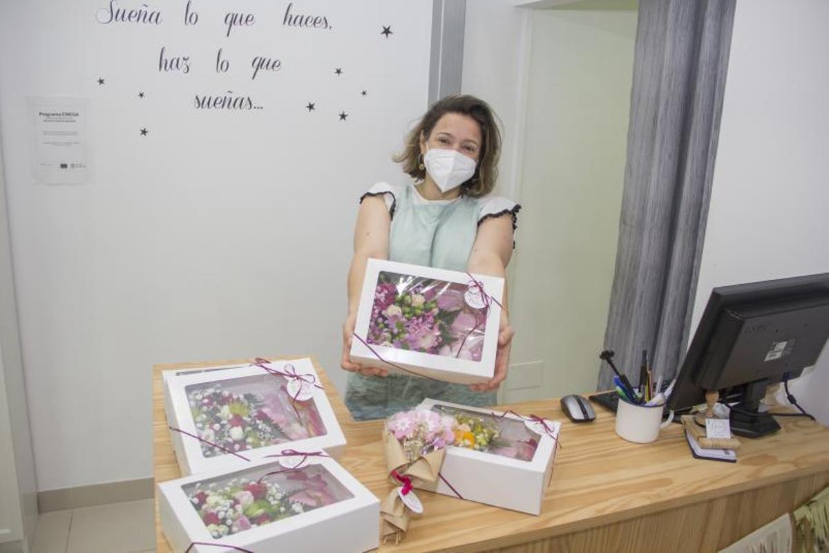Floristerías, librerías o confiterías abrieron en la mañana de ayer sus puertas para que los hijos pudiesen comprar detalles de última hora para honrar a sus madres. Algunos los hicieron con sus propias manos para sorprender a mamá.