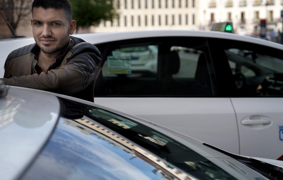 Muhammad Bilal, con su taxi, en la parada de Ópera, en Madrid. 