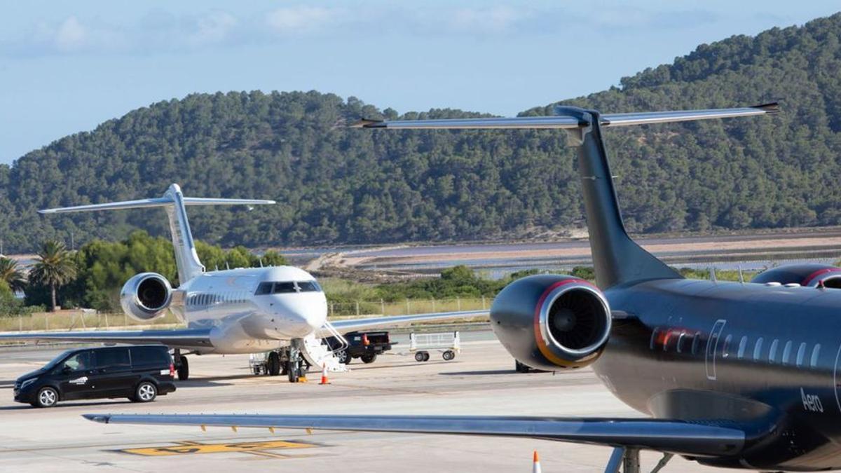 Dos aviones privados estacionados en la plataforma del aeropuerto de Eivissa, el pasado mes de julio.