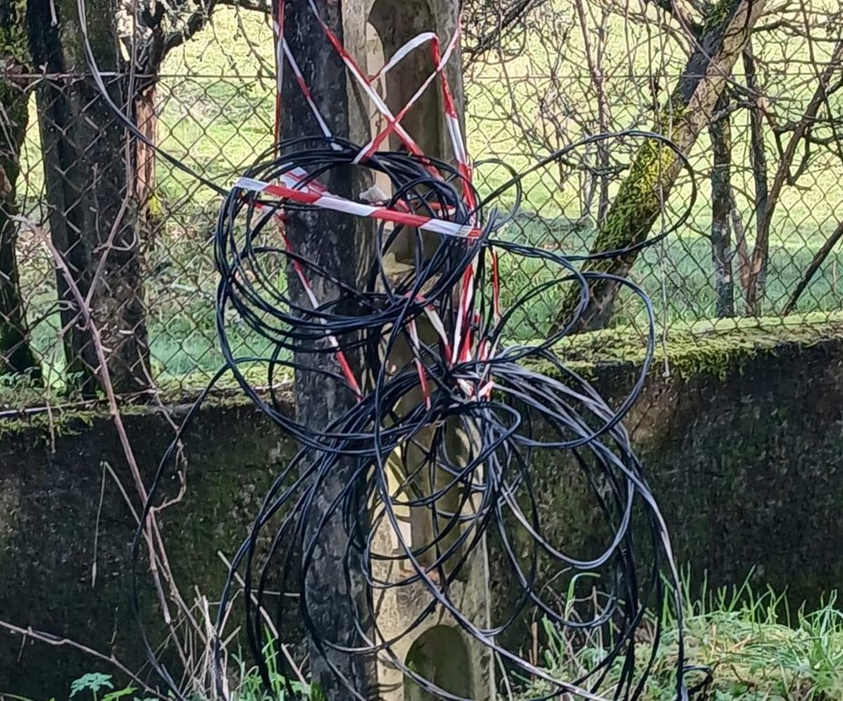 El cable, enroscado ante un poste del tendido eléctrico.  |