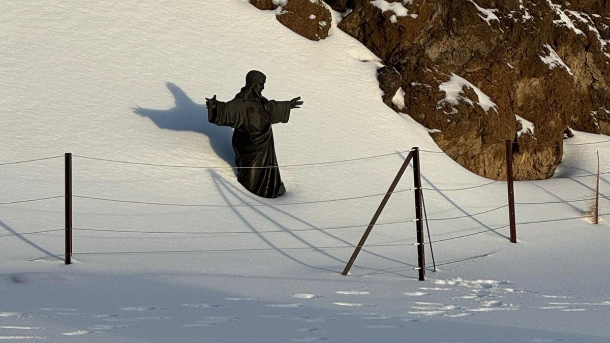 Una imagen religiosa ubicada junto al Telesférico del Teide, que ayer amaneció cubierta de nieve.