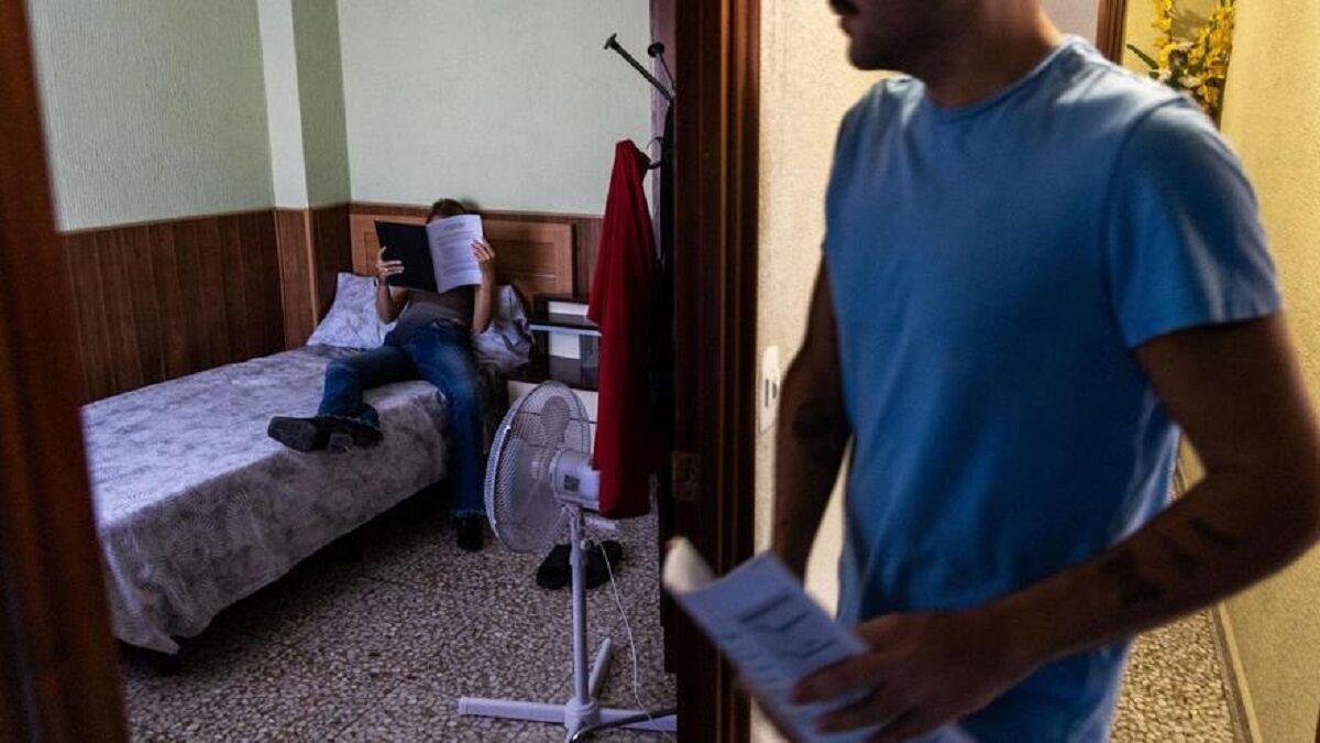 Dos jóvenes estudiantes de la Universidad de Alicante, que comparten piso, en una imagen de archivo