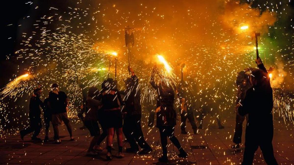 Imagen de los 'dimonis' durante la Festa Major d'Estiu 2022 de Santa Coloma de Gramenet