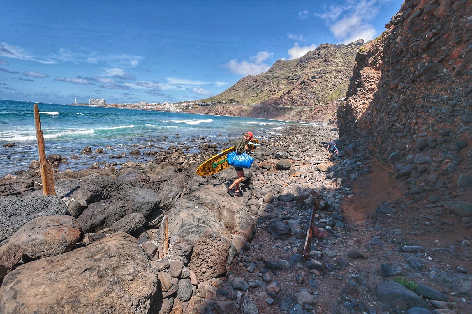 Surferos en la Playa del Arenal