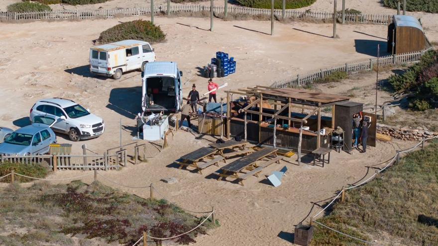 En noviembre del pasado año se desmontaron lo quiosco de playa, como el de la imagen en Migjorn. | GERARDO FERRERO