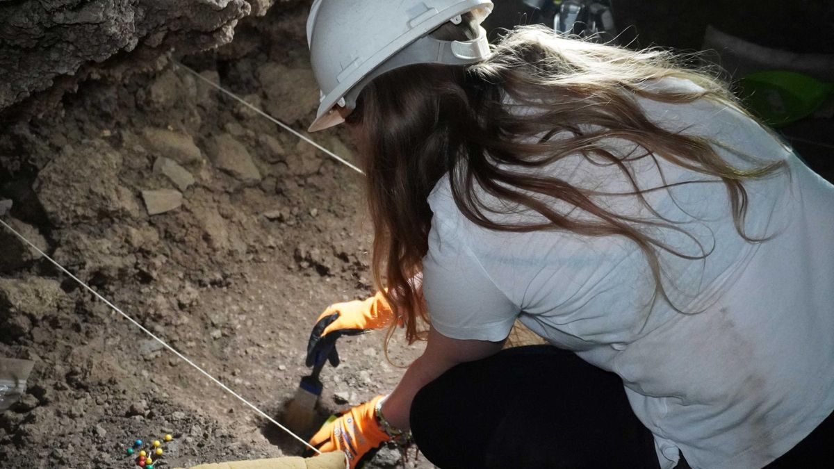 Excavación en la Cueva de Los Cabezazos.