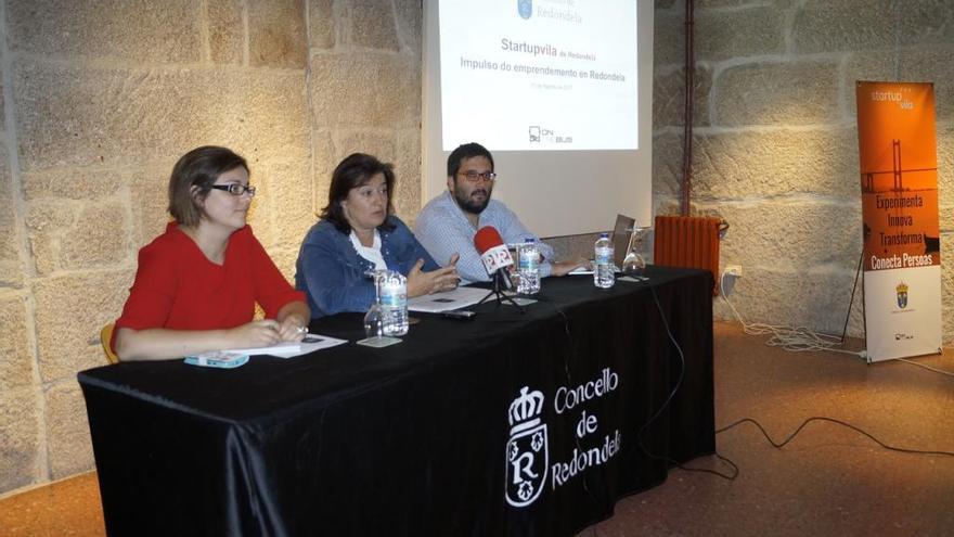 La alcaldesa en funciones, María del Carmen Amoedo (en el centro), durante la presentación del programa en la Casa da Cultura de Redondela. / FdV