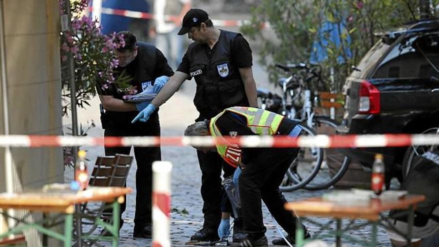 Agents de policia fent tasques d&#039;investigació al lloc dels fets