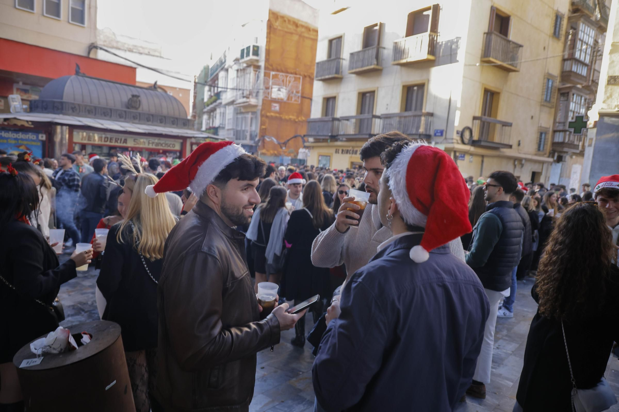 Las calles de Cartagena vibran con el 'tardeo' de Nochebuena
