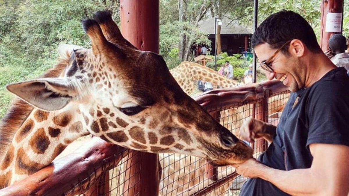 miguel angel silvestre en un centro de atención de jirafas