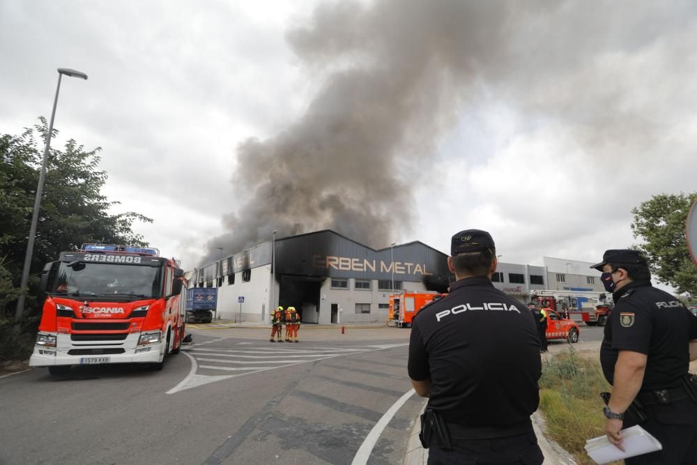 Incendio en una empresa del Polígono Industrial la Fillola, en Aldaia