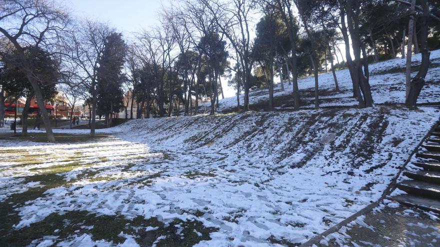 Así han amanecido algunos parques y plazas de Zaragoza tras el paso de la borrasca &#039;Juan&#039;