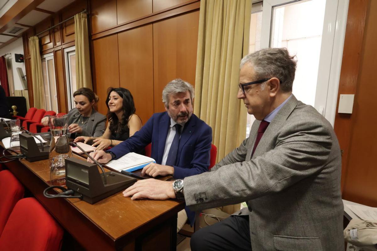Los concejales del PP Miguel Ángel Torrico y Salvador Fuentes, en el salón de plenos.