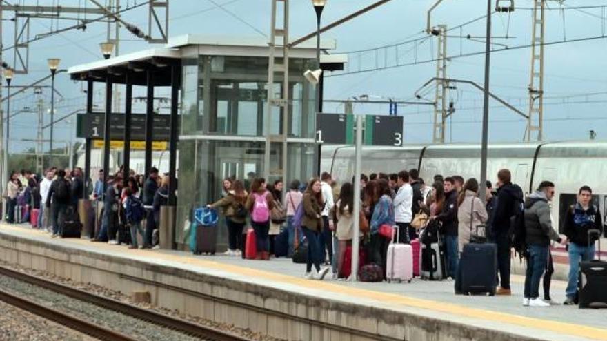 Usuarios del actual regional en la estación de Vinaròs.