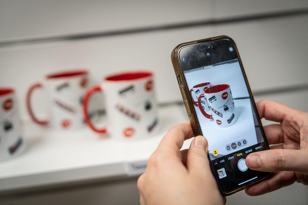TMB presenta la primera tienda de merchandising de TMB en el metro de Barcelona, situada en la estación de Sagrada Família. Laia Bonet participa en la inauguración, este lunes. 
