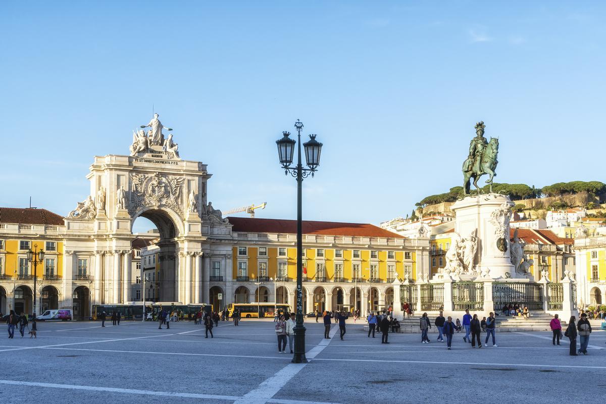 La magnífica Plaza del Comercio con el Arco Triunfal da Rua Augusta al fondo