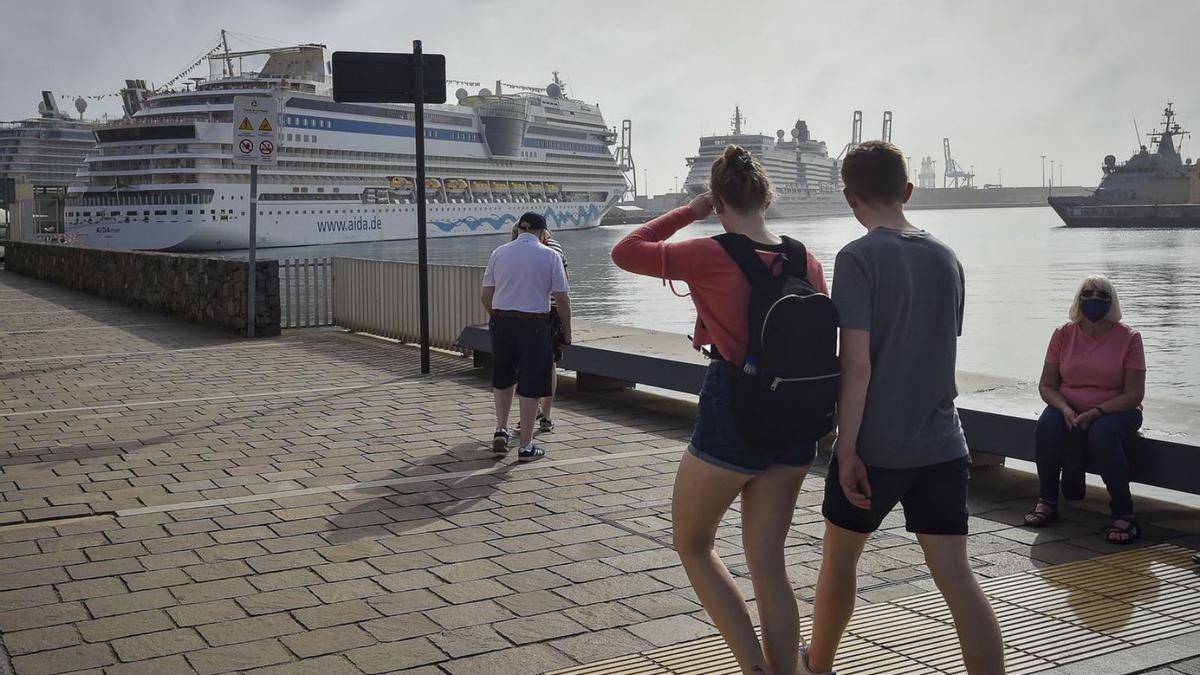 Cruceristas en el muelle de Santa Catalina. | | LP/DLP