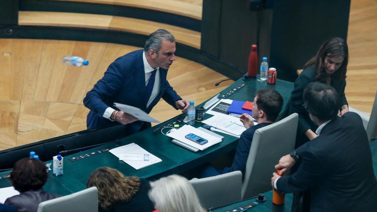 Momento en el que Ortega Smith golpea la botella en dirección a Rubiño.