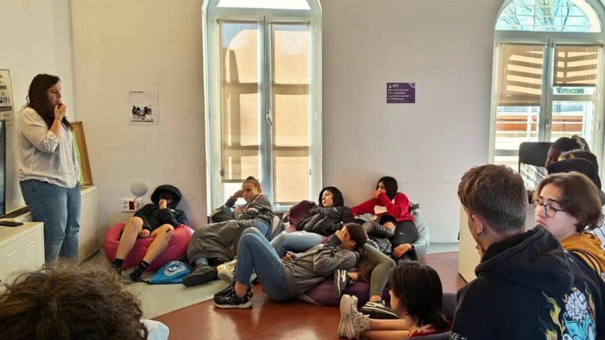 L’alumnat de Vilanova del Camí reflexiona sobre les violències masclistes a través del joc tabu.cat