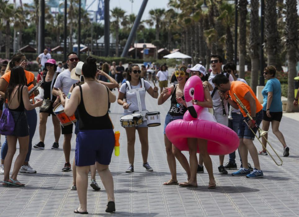 Las playas de València se llenan el primer fin de semana del verano