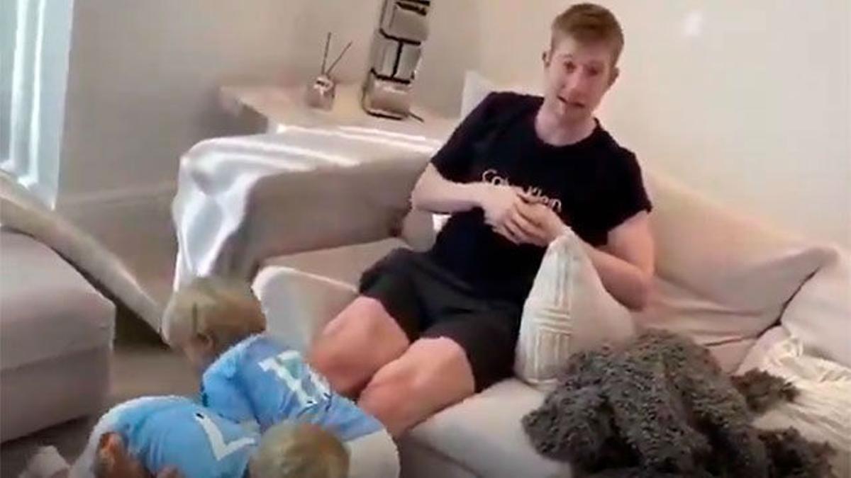 El divertido juego de De Bruyne junto a sus hijos