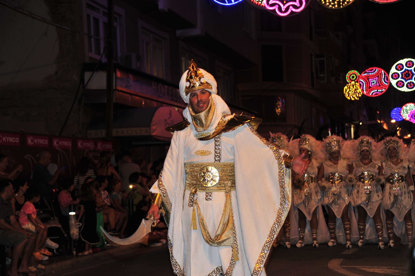 Fiestas de Santa Pola: Una Entrada que pone buena cara al mal tiempo