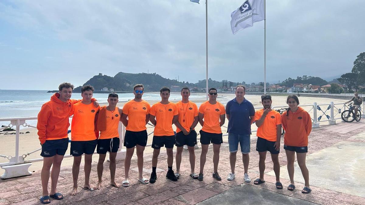 Equipo de socorrismo junto al concejal de playas de Ribadesella