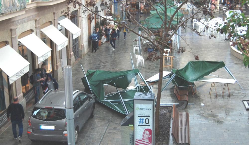 Ein lokales Unwetter hat am Freitag (22.4.) die Bücherstände zerstört, die aus Anlass des Sant Jordi-Tages am Samstag auf der Plaça d'Espanya in Inca aufgebaut worden waren.